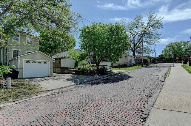 1032 5th Avenue, Leavenworth, KS 66048