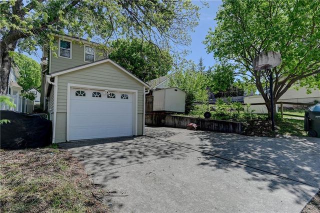 1032 5th Avenue, Leavenworth, KS 66048