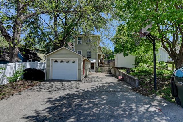 1032 5th Avenue, Leavenworth, KS 66048