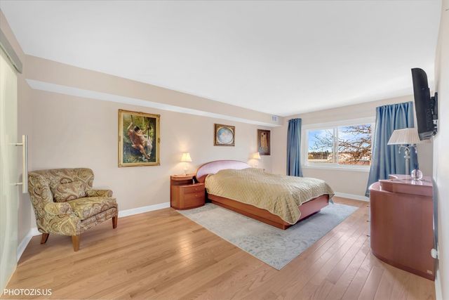 4900 Foster Street 412, Skokie, IL 60077