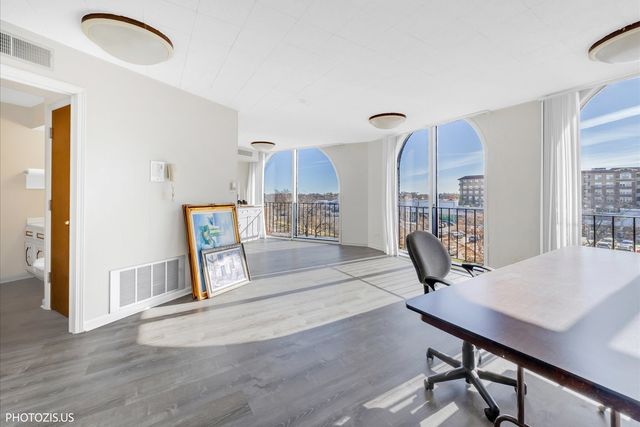 4900 Foster Street 412, Skokie, IL 60077