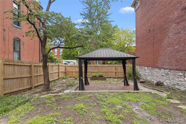 2421 S 13TH Street, St Louis, MO 63104