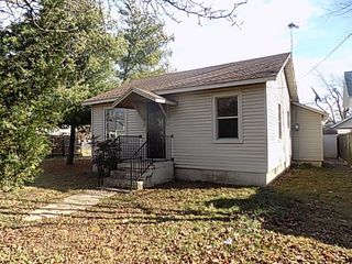 1232 N Farmer Avenue, Springfield, MO 65802