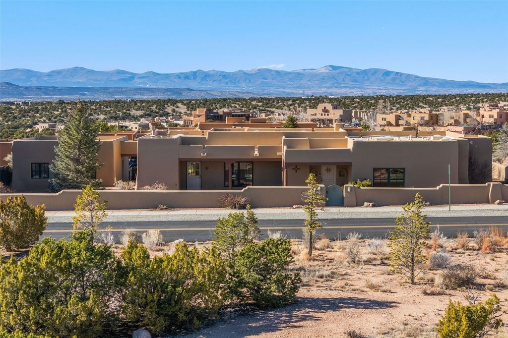 31 Camino Botanica, Santa Fe, NM 87507