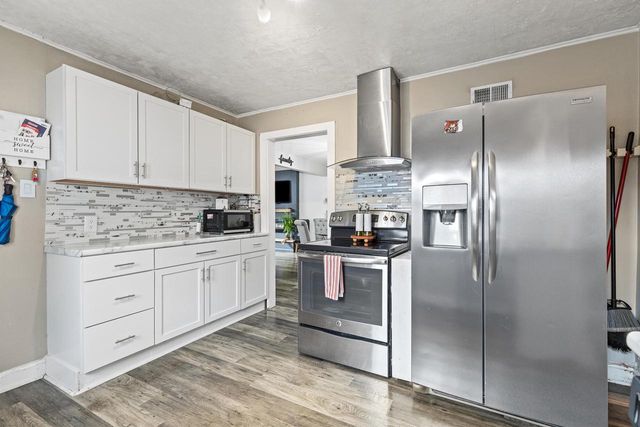 2352 S 79th STREET, West Allis, WI 53219