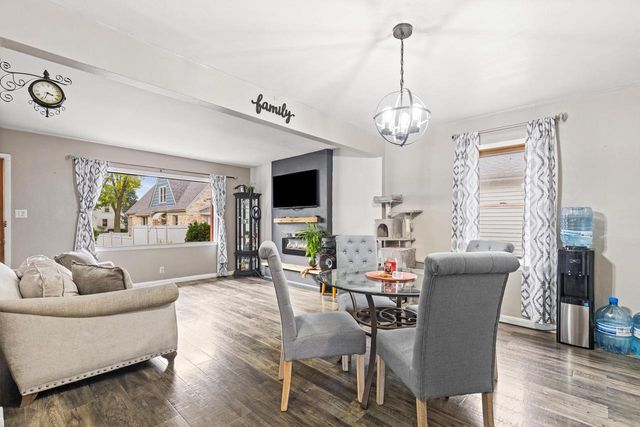 2352 S 79th STREET, West Allis, WI 53219