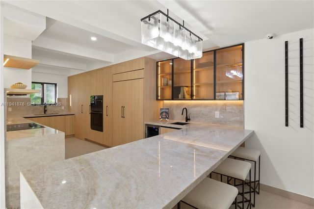 435 W 43rd St, Miami Beach, FL 33140