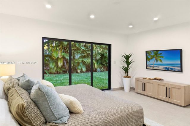 435 W 43rd St, Miami Beach, FL 33140