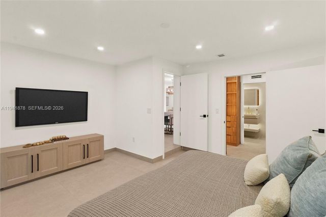 435 W 43rd St, Miami Beach, FL 33140