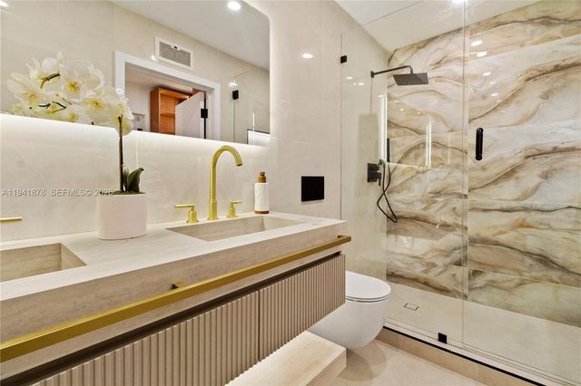 435 W 43rd St, Miami Beach, FL 33140