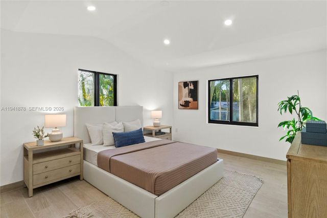 435 W 43rd St, Miami Beach, FL 33140