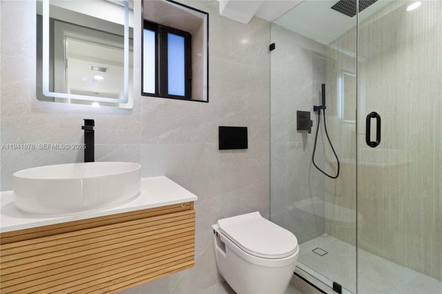 435 W 43rd St, Miami Beach, FL 33140