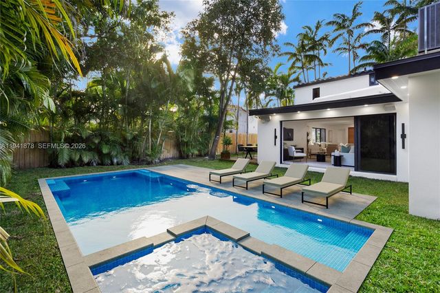 435 W 43rd St, Miami Beach, FL 33140