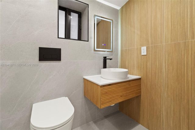 435 W 43rd St, Miami Beach, FL 33140