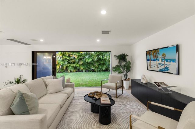 435 W 43rd St, Miami Beach, FL 33140