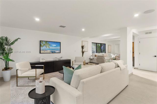 435 W 43rd St, Miami Beach, FL 33140