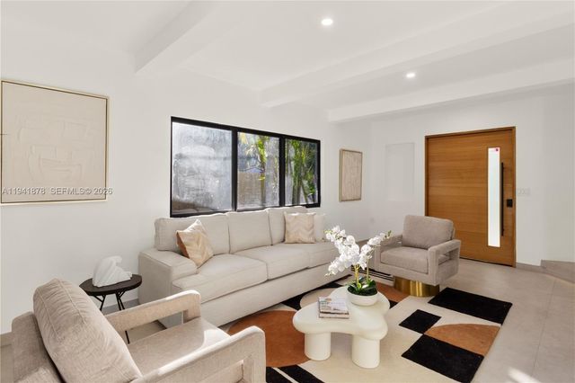 435 W 43rd St, Miami Beach, FL 33140