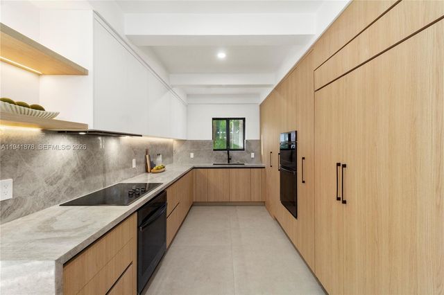 435 W 43rd St, Miami Beach, FL 33140