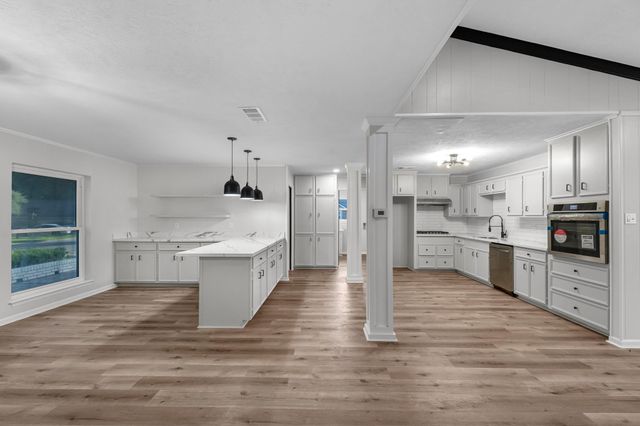213 Westview Drive, Sealy, TX 77474