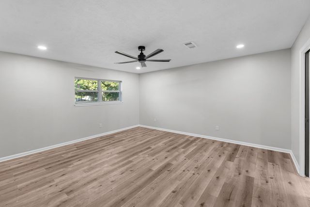 213 Westview Drive, Sealy, TX 77474