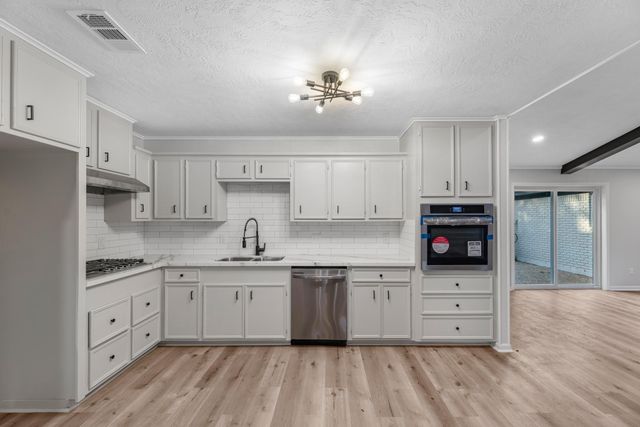 213 Westview Drive, Sealy, TX 77474