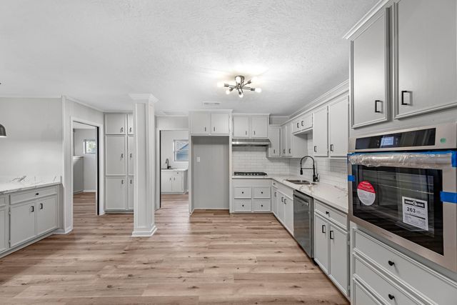 213 Westview Drive, Sealy, TX 77474