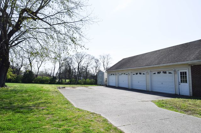 1059 Robertson Rd, Gallatin, TN 37066