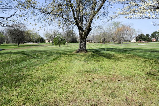 1059 Robertson Rd, Gallatin, TN 37066