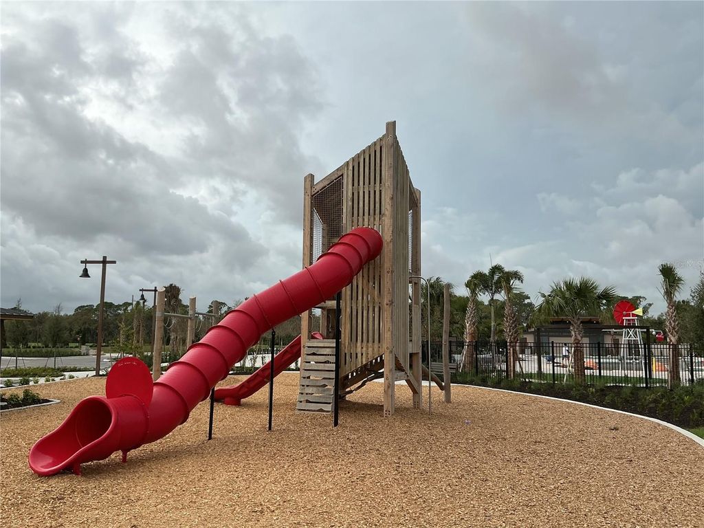 Image 6 of property listing at 10469 CURVING CREEK LOOP, Parrish, FL 34219