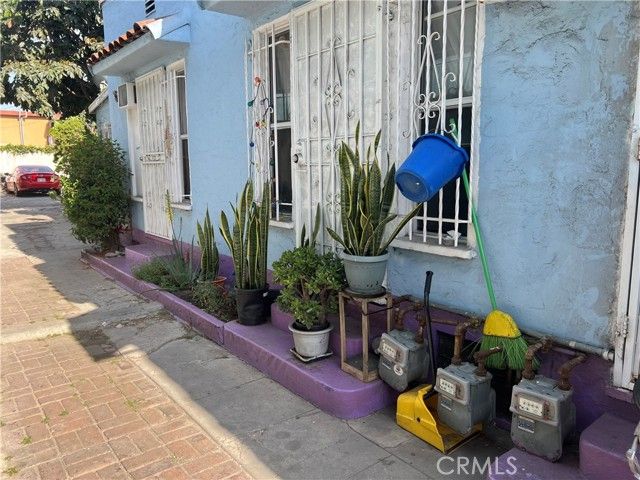 6812 S Hoover, Los Angeles, CA 90044
