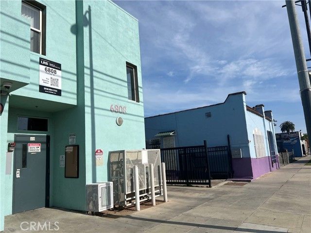 6812 S Hoover, Los Angeles, CA 90044