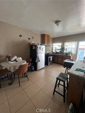 6812 S Hoover, Los Angeles, CA 90044