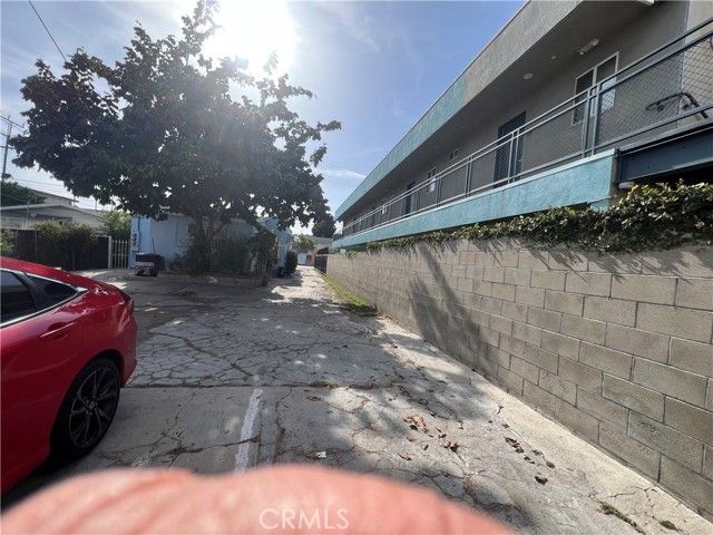 6812 S Hoover, Los Angeles, CA 90044