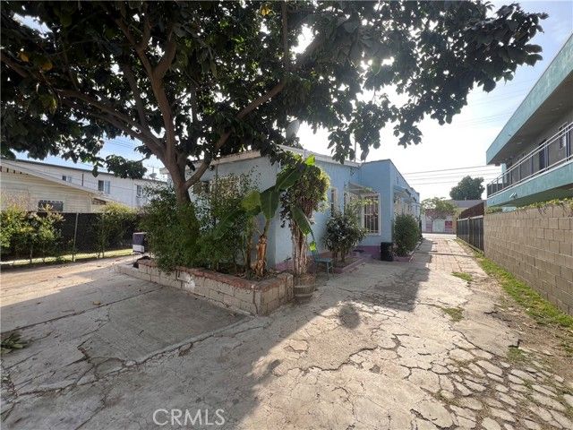 6812 S Hoover, Los Angeles, CA 90044