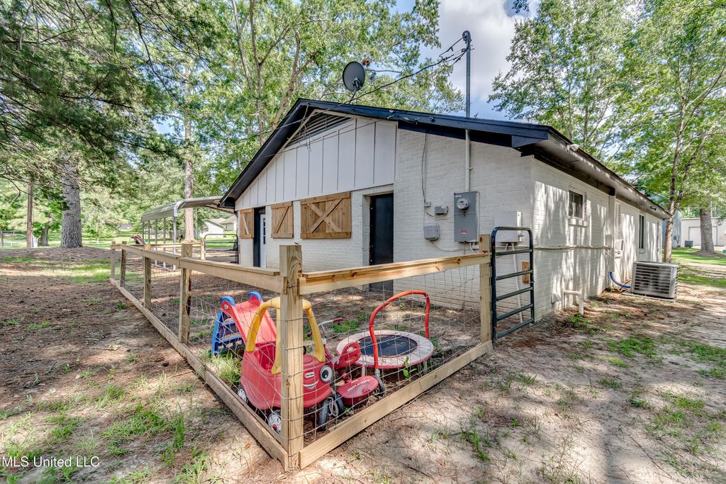 121 Melrose Circle, Florence, MS 39073