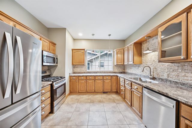 521 N 2nd Avenue E, Newton, IA 50208