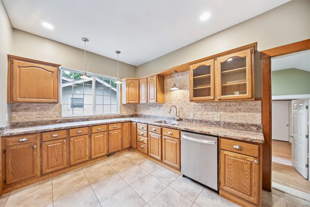 521 N 2nd Avenue E, Newton, IA 50208