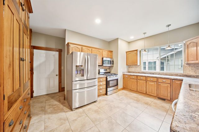 521 N 2nd Avenue E, Newton, IA 50208