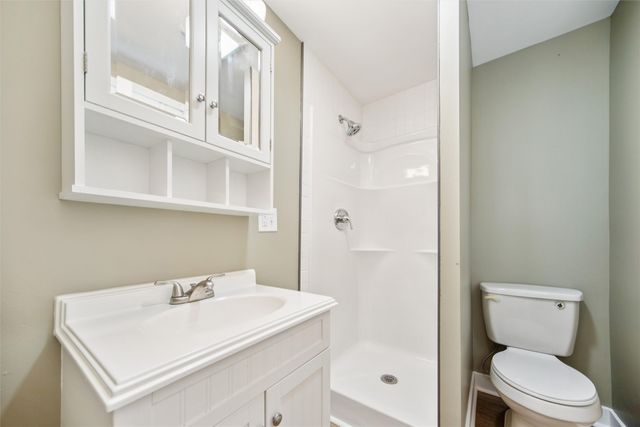 521 N 2nd Avenue E, Newton, IA 50208