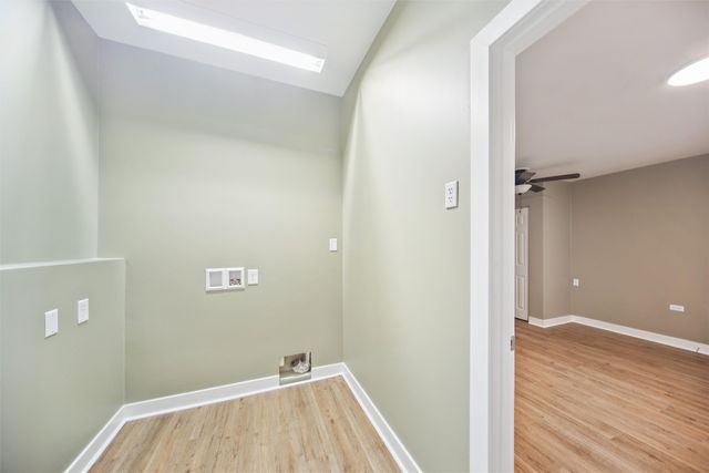 521 N 2nd Avenue E, Newton, IA 50208