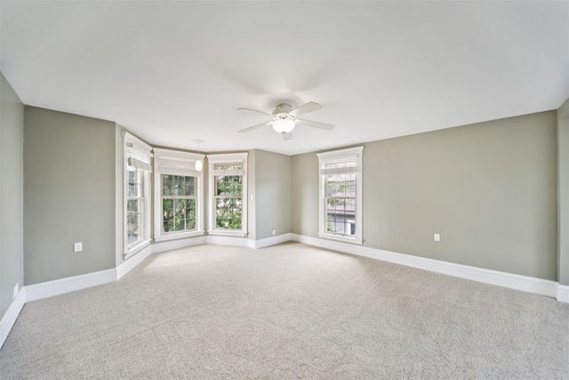 521 N 2nd Avenue E, Newton, IA 50208