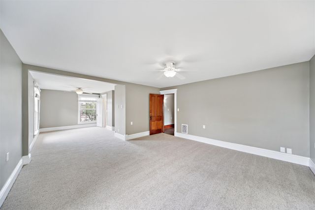 521 N 2nd Avenue E, Newton, IA 50208