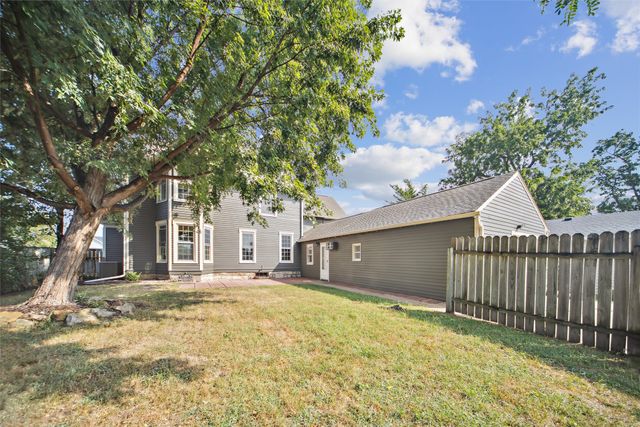 521 N 2nd Avenue E, Newton, IA 50208