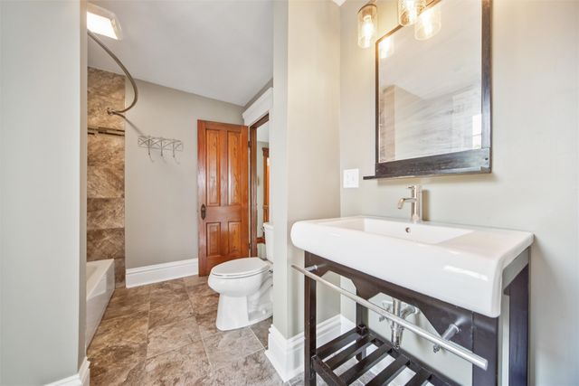 521 N 2nd Avenue E, Newton, IA 50208