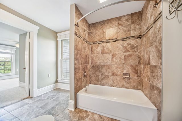 521 N 2nd Avenue E, Newton, IA 50208