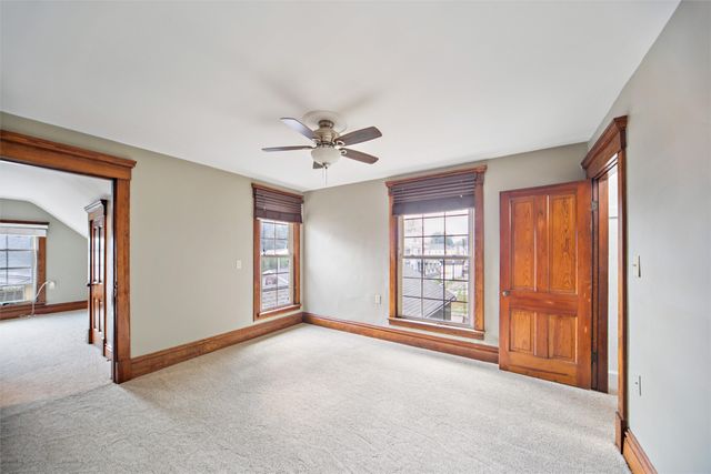 521 N 2nd Avenue E, Newton, IA 50208