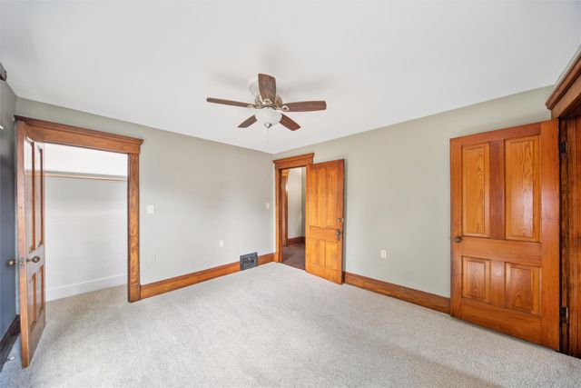 521 N 2nd Avenue E, Newton, IA 50208