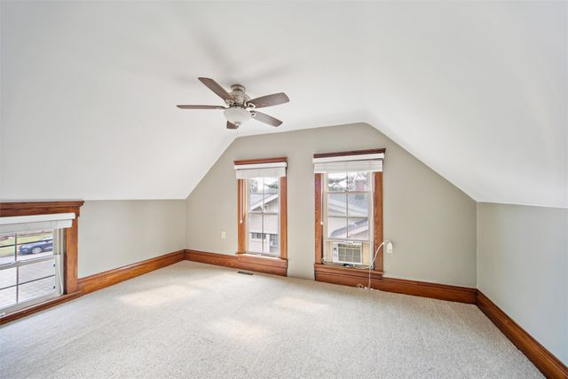 521 N 2nd Avenue E, Newton, IA 50208