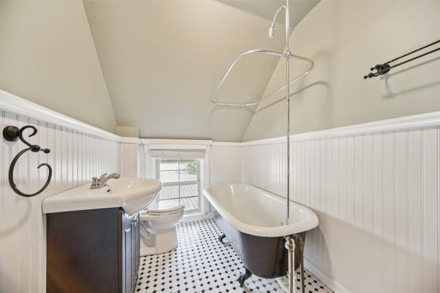 521 N 2nd Avenue E, Newton, IA 50208