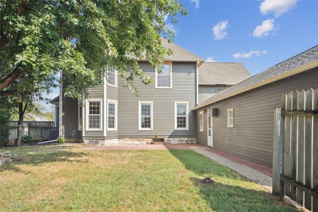 521 N 2nd Avenue E, Newton, IA 50208